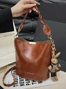 Women Retro Oil Wax PU Leather Bucket Bag With Woven Handle And Rabbit Pendant Fashion Crossbody Shoulder Bag For Daily Travel