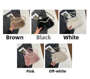 Dettagli di borse a tracolla in peluche in cinque colori con catene di perle