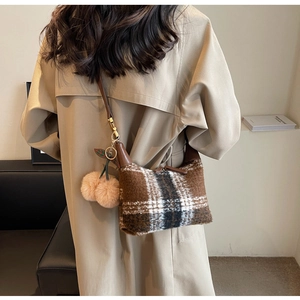 Vintage Umhängetasche aus Plüsch mit Karomuster und Kirsch-Anhänger am Trenchcoat