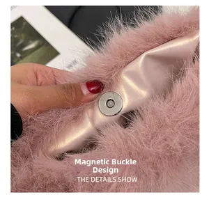 Dettaglio della borsa di peluche rosa con chiusura magnetica e consistenza morbida del pelo