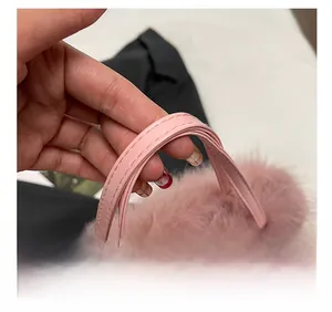 Dettaglio borsa di peluche rosa con manico in ecopelle PU e cuciture di precisione