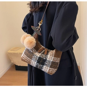 Detailaufnahme der Vintage Karo Plüschtasche mit Kirschbommeln und braunem Schultergurt