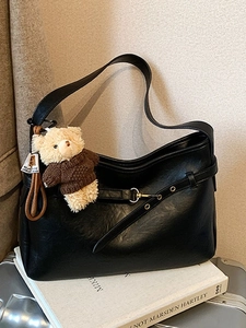 Sac à Épaule en Cuir PU Rétro pour Femmes Grande Capacité Sac Fourre-tout Décontracté avec Pendentif Ours Sac Hobo Souple