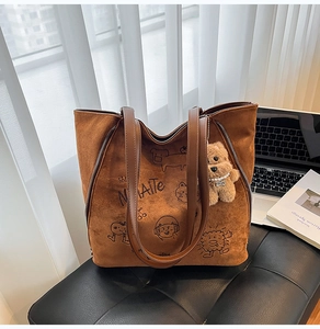 Sac fourre-tout en daim marron avec imprimé dessin animé et breloque ours en peluche