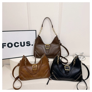 Drei elegante Hobo-Taschen in Dunkelbraun, Camel und Schwarz mit Metallkettenriemen