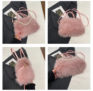 Vista dettagliata della borsa di peluche rosa con manico di perle e tracolla