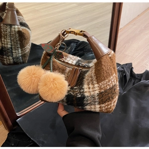 Detailansicht der Vintage-Plüschhandtasche mit Kirsch-Anhänger und Ledergriff