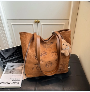 Sac fourre-tout en daim marron avec illustrations de dessins animés et pendentif ours