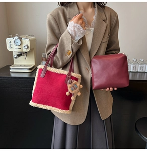 Sac à main en daim rouge avec bordure en peau lainée et breloque ours en peluche, style rétro