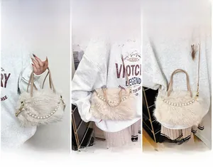Borsa tote in peluche in tre stili: a mano, a spalla e indossata a tracolla