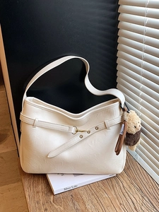Sac fourre-tout minimaliste en simili cuir beige avec une bandoulière et charme d'ours