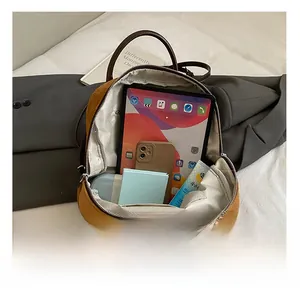 Détail de l'intérieur du sac à dos marron montrant sa grande capacité de rangement