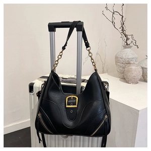 Detailansicht der schwarzen Hobo-Tasche aus Kunstleder mit goldener Kette und Beschlägen