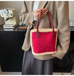 Détail du sac cabas en daim rouge avec bordure en peau de mouton beige chic