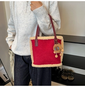 Détail du sac cabas en peluche rouge avec bordure en peau lainée et pendentif lion