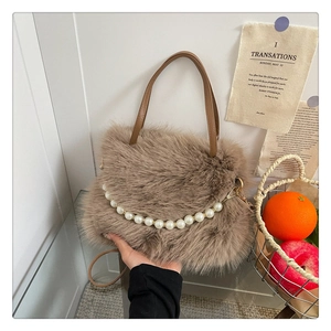 Dettaglio della borsa in ecopelliccia kaki con catena di perle e manico in pelle liscio