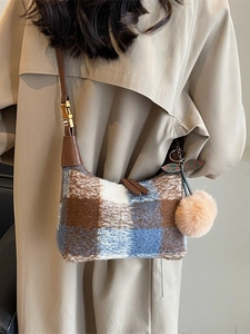 Vintage Umhängetasche mit Karomuster in Braun und Blau, Plüsch-Pompon und Lederriemen