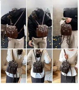 Dettaglio dello zaino in pelle marrone e peluche leopardato con chiusura a coulisse