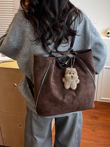 Sac à dos en daim marron convertible en cabas avec porte-clés ours et motif gaufré