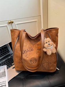 Sac fourre-tout en daim marron avec imprimés de dessins animés et breloque ours en peluche