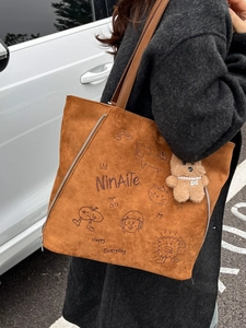 Sac fourre-tout en daim caramel avec motif dessin animé et breloque ours en peluche