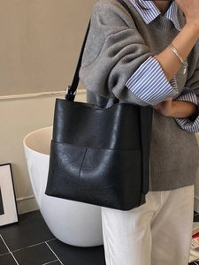 Borsa a secchiello nera minimalista in pelle testurizzata premium per il pendolarismo