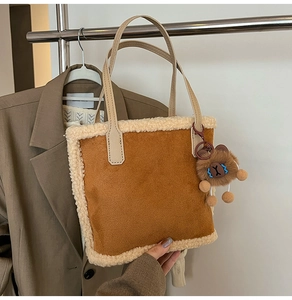 Détails du bord en peluche douce et de la texture en daim marron sur ce sac seau élégant