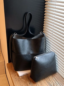 Set borsa a secchiello nera minimalista con borsa tote in ecopelle e piccola pochette