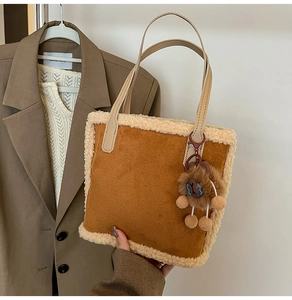 Vue détaillée du sac en daim marron avec bordure en polaire et breloque lion