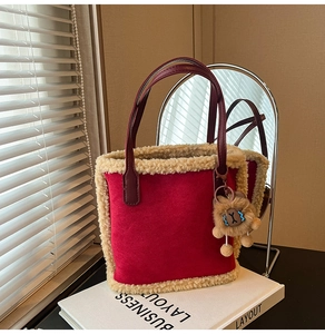 Détail du sac cabas en daim rouge avec bordure en peau lainée et pendentif ourson