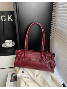 Détail du sac baguette vintage rouge foncé en similicuir avec texture plissée et boucle