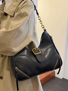 Modische schwarze Hobo-Tasche mit goldenen Beschlägen und Reißverschluss-Details am Modell