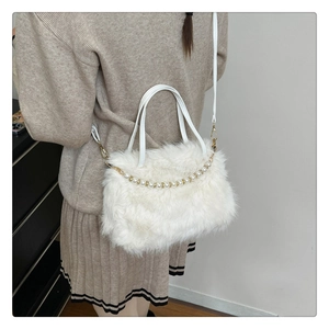 Dettaglio borsa in ecopelliccia bianca con elegante catena di perle e tracolla in pelle