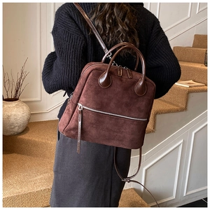 Sac à dos marron en texture daim avec fermeture éclair double et design vintage épuré