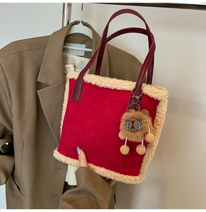Détail du sac cabas rouge givré avec bordure en peluche beige et breloque ours