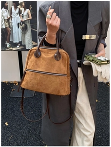 Détail du sac à dos vintage en daim marron avec accents de fermeture éclair en métal