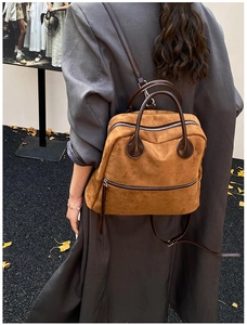 Sac à dos en daim marron avec bretelles en cuir dans un décor urbain d'automne