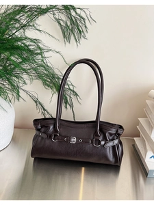 Détail du sac baguette marron chocolat vintage avec boucle argentée et fine bandoulière