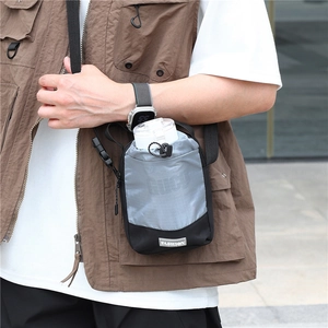 Outdoor crossbodytas voor waterfles van zwart nylon met verstelbaar trekkoordsluiting