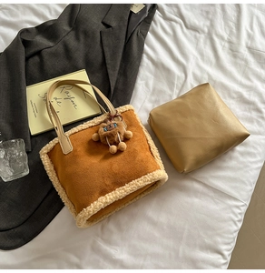 Sac fourre-tout en daim marron avec bordure en peau lainée et breloque ours en peluche
