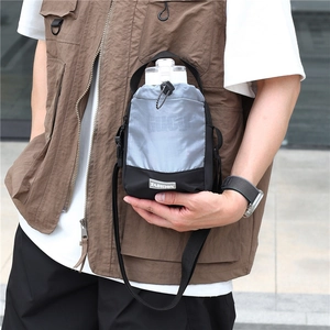 Outdoor crossbodytas met trekkoordsluiting en ritsvak aan de voorkant voor flessen