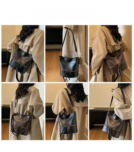 Collage d'un mannequin portant un sac seau vintage avec glands en noir et marron café