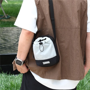 Outdoor crossbody waterfles tas met zwart-wit trekkoord ontwerp en verstelbare schouderriem