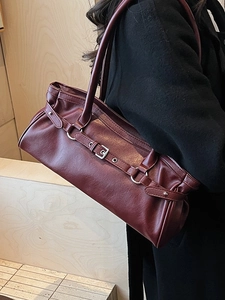 Sac baguette rétro bordeaux avec boucles argentées et détails plissés sur le côté
