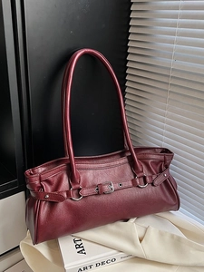 Sac baguette vintage bordeaux avec boucle en cuir sur un fond minimaliste et élégant