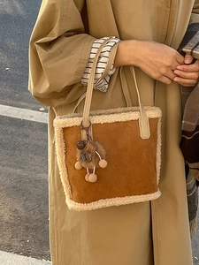 Sac cabas en daim marron avec bordure en fausse fourrure blanche et charm mouton chic