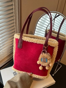 Sac fourre-tout rouge rétro en faux suède avec garniture en peluche crème