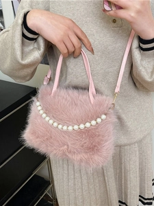 Borsa a mano in peluche rosa con elegante catena di perle e tracolla lunga in tinta unita