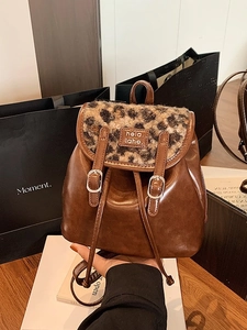 Mini zaino retrò in ecopelle marrone con patta leopardata e fibbie in metallo argento