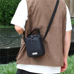 Outdoor crossbody telefoontas met trekkoordsluiting en verstelbare riem op het model